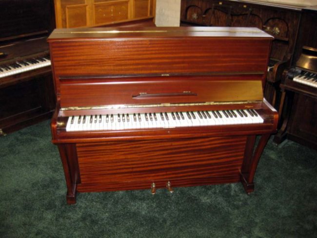 Boyd in polished mahogany - £1400 - H 116 / L 138 / D 56cm